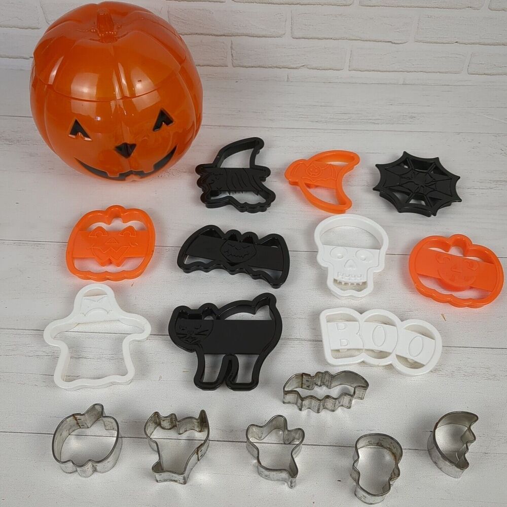 10 Wilton VTG Halloween Cookie Cutters Pumpkin Storage Container + 6 Metal 1996